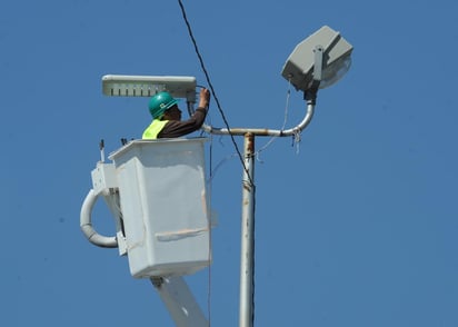 Se dio seguimiento a la instalación de luminarias tipo LED y se cuenta con cerca de 25 mil 500 lámparas. (ARCHIVO)