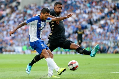 “Tecatito” Corona está disponible para el cotejo de este sábado con la ilusión de tener actividad frente al Benfica. (ARCHIVO)