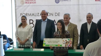 Mario Valdés Garza, director del CECYT, dijo que fueron 33 aspirantes a las becas pues la convocatoria es para maestrías y doctorado, pero en este último grado los jóvenes no alcanzaron puntuación requerida. (EL SIGLO)