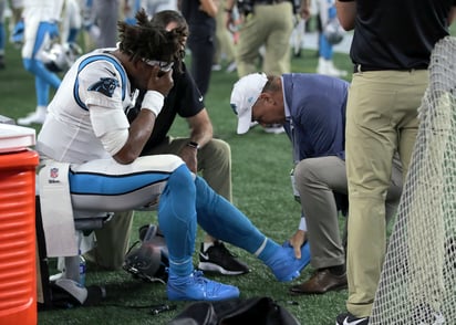 Cam Newton salió lesionado en el juego del jueves ante Patriotas.