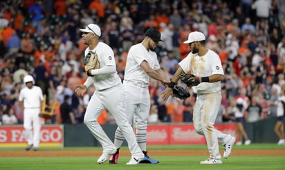 Roberto Osuna (c) celebra tras lograr el out 27 en la victoria de Astros 5-4 sobre Angelinos; el mexicano llegó a 31 rescates.