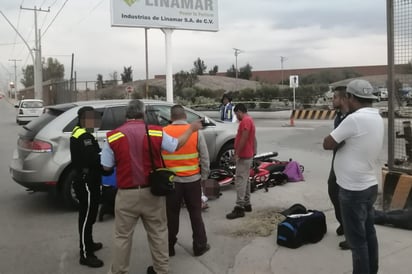 Paramédicos de la Cruz Roja arribaron al lugar para atender a los jóvenes lesionados.