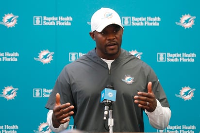 El coach de los Delfines de Miami, Brian Flores, mencionó que se identificaba con sus jugadores.