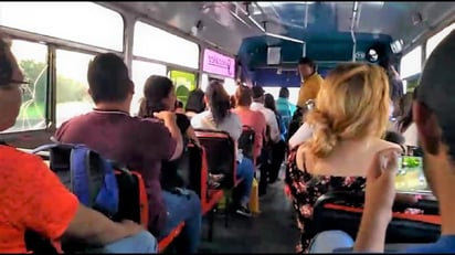 La imagen corresponde a un espacio roto en el piso, que se encuentra en un camión de ruta metropolitana conocido como 'rojos'. (ESPECIAL)
