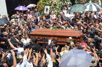 Se despiden. Pese a los cerca de 35 grados centígrados que marcaba el termómetro, la carroza con los restos de Celso fue seguida a trote o a paso veloz por la multitud que lo acompañó en la misa de cuerpo presente.