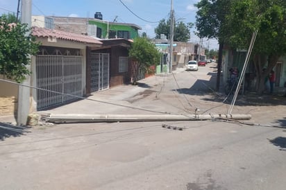 El tráiler se enganchó de los cables de alta tensión y derribó un poste de concreto. (EL SIGLO DE TORREÓN)