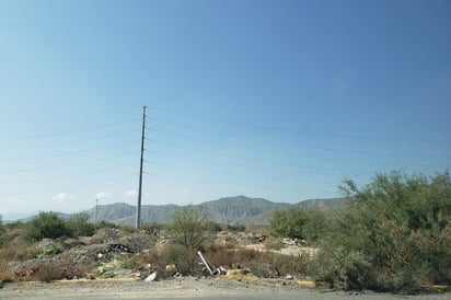 La acumulación de escombro y distintos desechos es común en el parque industrial Pymes. (EL SIGLO DE TORREÓN)