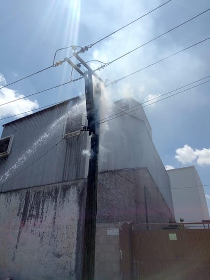 El personal del departamento de Bomberos de Gómez Palacio acudió al lugar para atender la emergencia. (EL SIGLO DE TORREÓN)