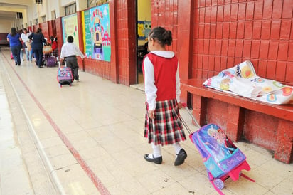 Se reanuda con la incertidumbre de tener que 'sortear' en el salón de clases libros de texto, programas de estudio y modelos educativos de los gobiernos de Felipe Calderón, Enrique Peña Nieto y Andrés Manuel López Obrador. (ARCHIVO)