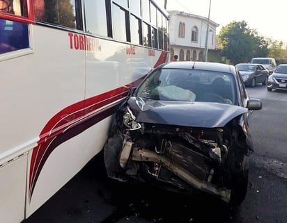 Ambos conductores argumentaron que circulaban con luz verde en el semáforo cuando sucedieron los hechos. (EL SIGLO DE TORREÓN)