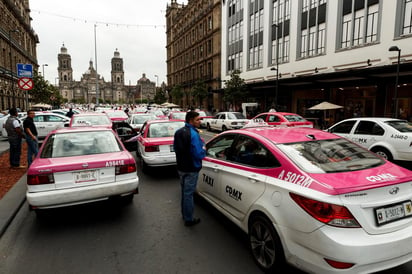 Con el fin de mejorar la seguridad en el transporte de la Ciudad de México, se establecerá un botón de pánico para controlar alrededor de 180 mil taxis concesionados y de plataforma digital, el cual se activará desde una aplicación celular conectada al C-5, informó Andrés Lajous Loaeza, secretario de Movilidad. (ARCHIVO)