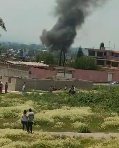 Esta tarde se registró una explosión en una vivienda que almacenaba materiales pirotécnicos, sobre las calles Chichipilco y La Marquesa, en el Barrio Guadalupe del municipio de Tultepec Estado de México, que dejó al menos una persona muerta. (TWITTER)