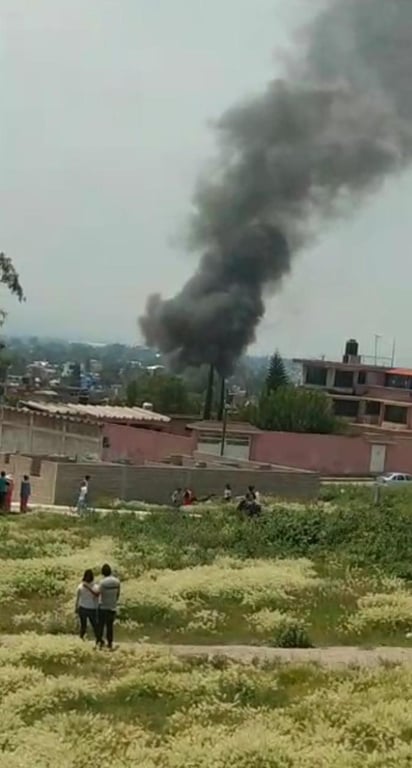 Una intensa explosión volvió a cimbrar la Capital de la Pirotecnia, ahora en el barrio Guadalupe, donde autoridades locales confirmaron la muerte de una pareja de pirotécnicos y un desaparecido. (TWITTER)