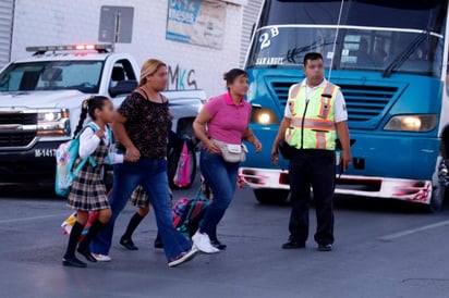 Los elementos darán apoyo vial en calles y bulevares con mayor afluencia y habrán elementos con controles manuales de semáforos en cruces. (EL SIGLO COAHUILA)