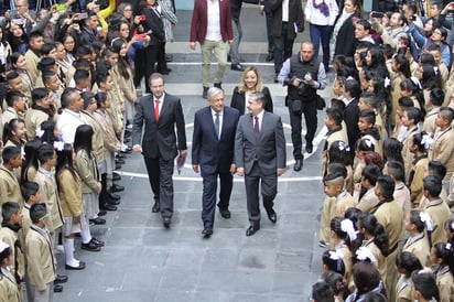 El presidente Andrés Manuel López Obrador inauguró esta mañana el ciclo escolar 2019-2020, deseó éxito a todos los niños, niñas y jóvenes, y reiteró su compromiso de que los maestros nunca más serán ofendidos como sucedía en años anteriores. (NOTIMEX)