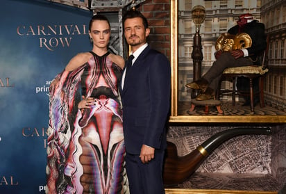 Mancuerna. Los actores Cara Delevingne y Orlando Bloom en su primera incursión en la producción televisiva, Carnival row.(AP)