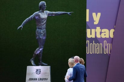 Familiares y aficionados se rindieron ante el homenaje al fallecido mítico exjugador blaugrana. (EFE)