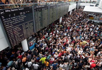 La alarma obligó a cancelar decenas de vuelos desde el primer momento y la normalidad en la sección de facturación no se recuperó hasta pasadas varias horas. (ARCHIVO)