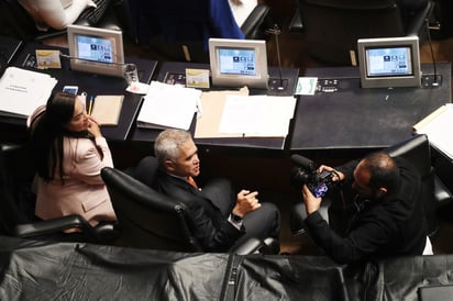 El coordinador del Partido de la Revolución Democrática (PRD) en el Senado, Miguel Ángel Mancera, dijo que aunque sean tres senadores, la bancada continúa porque así se conformó la Cámara alta cuando arrancó la legislatura. (ARCHIVO)