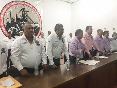 En una asamblea nacional, celebrada en el recinto de la Sección 147 de Monclova, Ismael Leija Escalante presentó el expediente original del amparo que ganaron. (EL SIGLO COAHUILA)