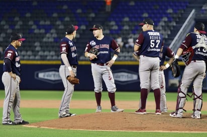 El abridor José Juan Macías (c) se fue sin decisión, luego de permitir 4 carreras en 5 entradas de trabajo. (CORTESÍA SULTANES) 