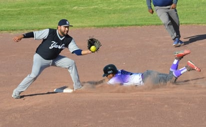 Los lanzadores y los lances defensivos, fueron quienes se llevaron el protagonismo al cantarse 'Playball' en una nueva campaña. (ESPECIAL)