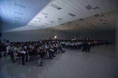 Miles de estudiantes se adentran en la historia de las obras de arte del Museo del Prado. (ERNESTO RAMÍREZ)