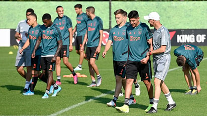 Edson Álvarez (4) podría ver actividad en el duelo entre su equipo y el APOEL de Chipre en la última ronda previa de Champions. (ESPECIAL) 