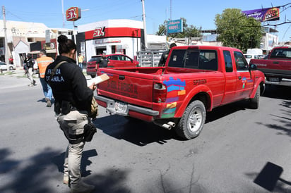 El inicio. Personal de control vehicular de la Secretaría de Finanzas del Gobierno de Coahuila, con el apoyo de elementos de Fuerza Coahuila, iniciaron los operativos de regularización de placas, deteniendo incluso a un vehículo oficial del Ayuntamiento. (FERNANDO COMPEÁN)