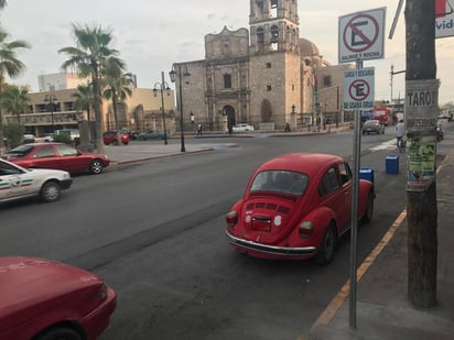 No existe modo de saber si los comerciantes están pagando por esos cajones al Ayuntamiento, o si simplemente se adueñan de ellos. (EL SIGLO COAHUILA)