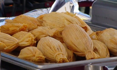 Para reunir los 8,000 dólares que se les exige tener en el banco para poder recibir el trasplante de riñón se han puesto a vender tamales y dulces en las calles de Chicago. (ARCHIVO)