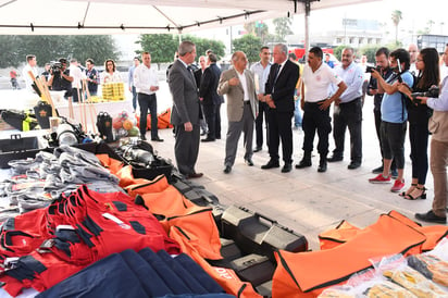 Zermeño realizó el acto en la explanada de la Plaza Mayor, acudieron representantes de los propios Bomberos, Protección Civil, regidores y de miembros de la iniciativa privada. (FERNANDO COMPEÁN)