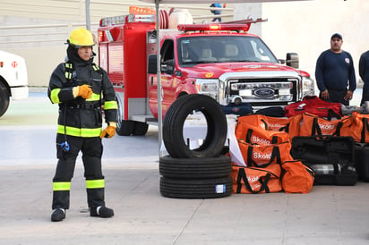 Durante el miércoles en la mañana se entregaron equipos y un vehículo a Bomberos de Torreón. (FERNANDO COMPEÁN)