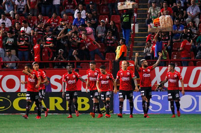 Los Xolos aprovecharon tener un hombre más, y derrotaron como locales 3-2 al Cruz Azul.(JAM MEDIA)