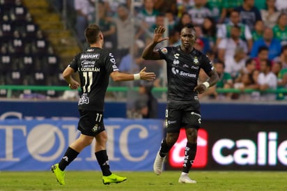 Julio Furch celebra con Brian Lozano luego de anotar de penal el primer gol de los Guerreros; el argentino llegó a 46 tantos con Santos, para romper el empate que tenía con el hondureño Juan Flores en el octavo puesto de goleadores históricos del club. (JAM MEDIA)