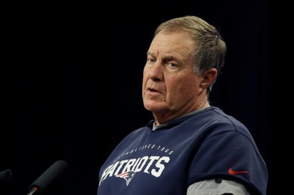 El entrenador de los Patriotas de Nueva Inglaterra, Bill Belichick, habla durante una conferencia de prensa, en Fóxboro. (ARCHIVO)