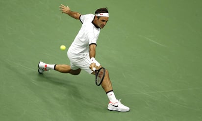 Roger Federer tuvo que venir de atrás para derrotar 3-6, 6-2, 6-3, 6-4 a Damir Dzumhur. (EFE)