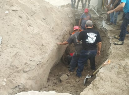 Los dos hombres quedaron sepultados por la tierra, pero lograron rescatarlos a tiempo. (EL SIGLO DE TORREÓN)