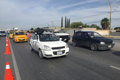 Un camión de la empresa PASA fue remolcado al no portar láminas ni ningún otro tipo de garantía. (EL SIGLO DE TORREÓN/GUADALUPE MIRANDA)