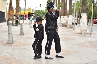 Fanáticos. Laguneros como Javier y Elizabeth, siguen recordando a su ídolo, el cantante estadounidense Michael Jackson. (EL SIGLO DE TORREÓN/ ERNESTO RAMÍREZ) 