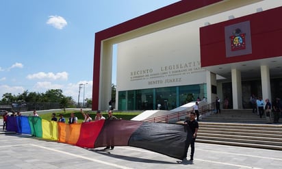 Con una enorme bandera con los colores del arcoíris y de la diversidad, activistas y colectivos LGBTTTIQ celebraron la aprobación del matrimonio igualitario en la entidad. (EFE)