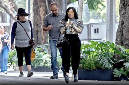 Björk fue captada paseando mientras comía un plátano luciendo seria. (REFORMA)