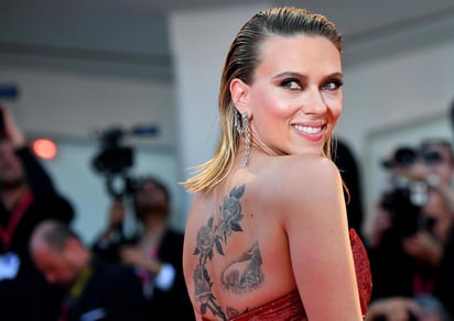 Johansson, con efecto pelo mojado y un vistoso pendiente en forma de cadena plateada, lucía un extenso tatuaje floral en la espalda. (EFE)
