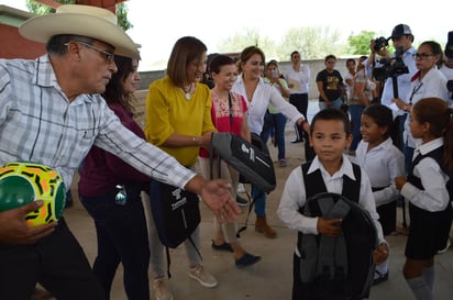 Desde las 09:00 horas el alcalde Jorge Zermeño, acompañado de una delegación de directores de oficina, regidores y otros funcionarios, acudieron en primera instancia al ejido Juan Eugenio. (EL SIGLO DE TORREÓN)