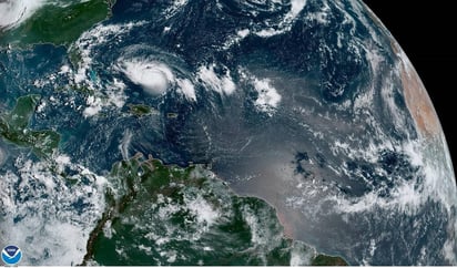 Se prevé que la tormenta categoría 2 siga creciendo hasta llegar a la potencialmente catastrófica categoría 4 con vientos de 209 kilómetros por hora. (EFE)