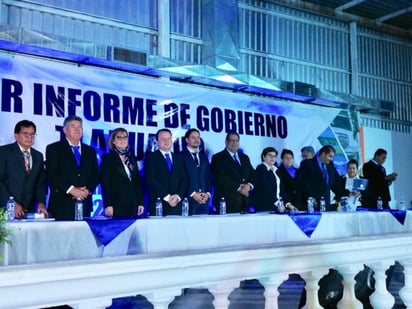 Ante la presencia de la población tlahualilense, el alcalde destacó obras de gran envergadura que marcaron su administración. (EL SIGLO DE TORREÓN)