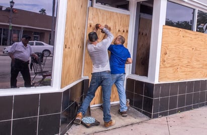 Los ciudadanos de Florida protegen viviendas y comercios ante la llegada del huracán Dorian.