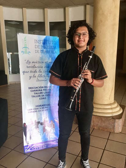 Nuevos horizontes. El joven lagunero, Jesús Emanuel decidió audicionar en la Escuela de Música Ollin Yolitzitli. (CORTESÍA) 