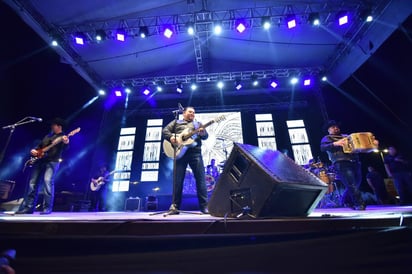 Música.  En el Foro de las Estrellas, El Duelo puso a bailar a los asistentes en el primer día de actividades de la Feria de Torreón.
