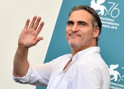 El Joker asaltó hoy la Mostra de Venecia para robar el León de Oro, con el estreno de una película sobre este villano interpretado ahora por Joaquin Phoenix en la que se muestra de cerca su viaje hacia el abismo del mal y de la locura. (ESPECIAL)